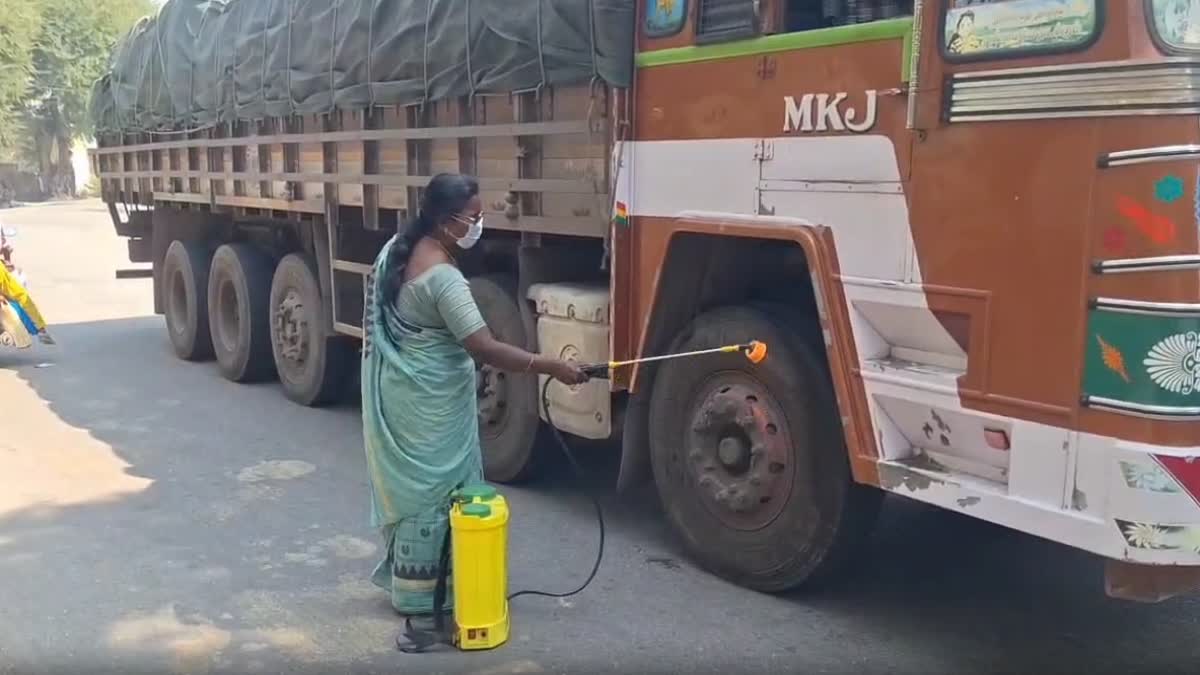 बर्ड फ्लू की रोकथाम के लिए तमिलनाडु-आंध्र सीमा पर सख्ती, वाहनों पर कीटाणुनाशक का छिड़काव तेज