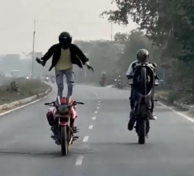  फोर लेन सड़क पर रीलबाजी का खतरनाक खेल