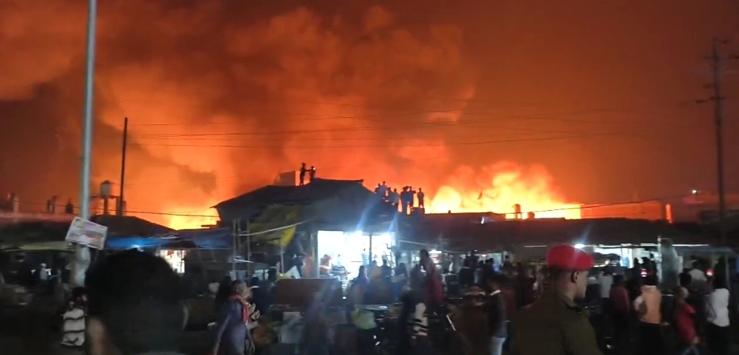  कुरसेला में आग ने 300 परिवारों को किया बेघर, 10 करोड़ से ज्यादा का नुकसान