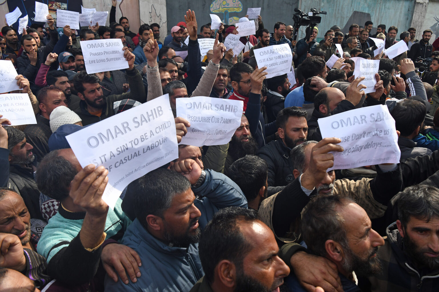  श्रीनगर में नियमितीकरण की मांग को लेकर दिहाड़ी मजदूरों का प्रदर्शन