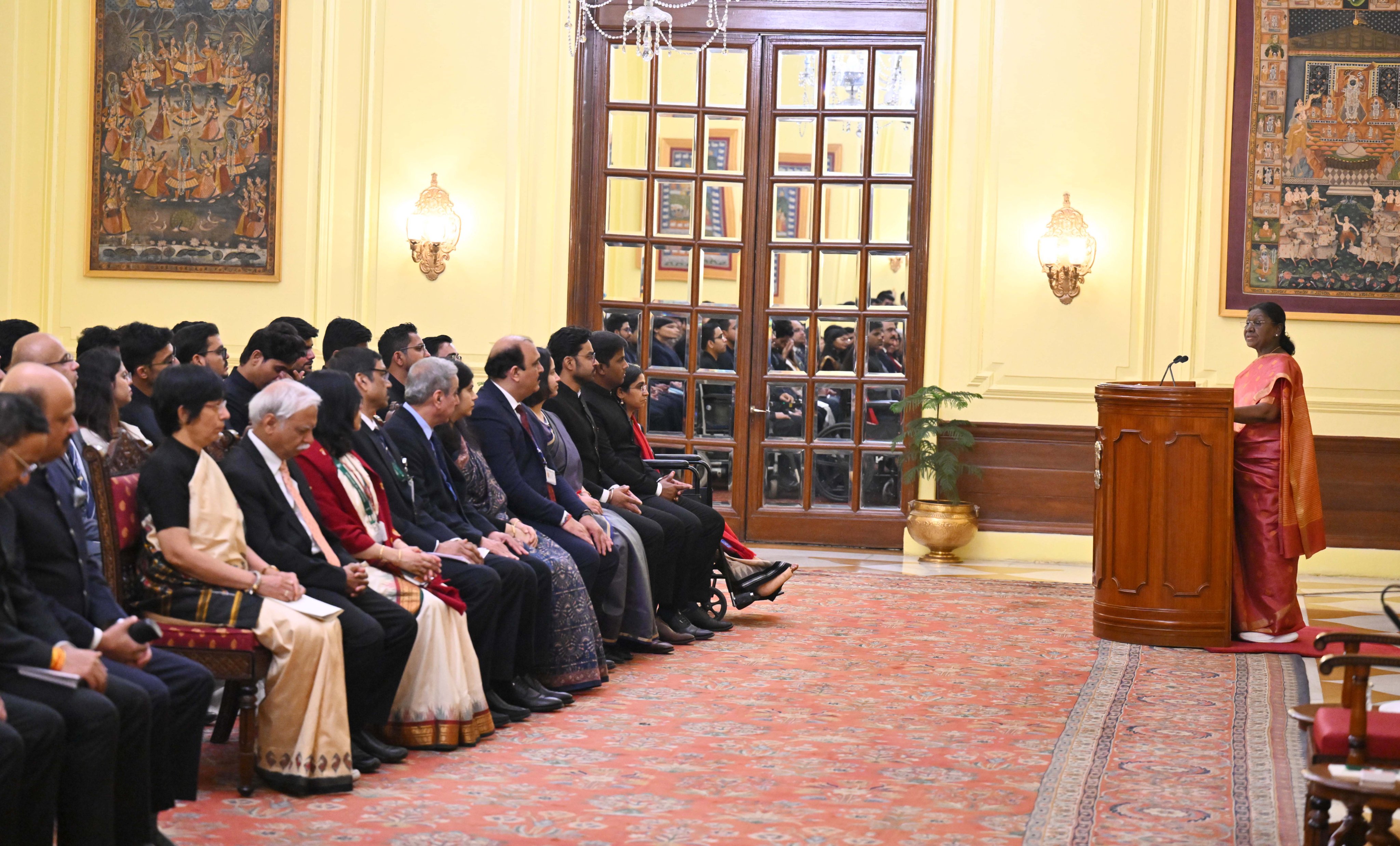 भारतीय लेखा और अन्य सेवाओं के प्रशिक्षु अधिकारियों ने राष्ट्रपति से की मुलाकात