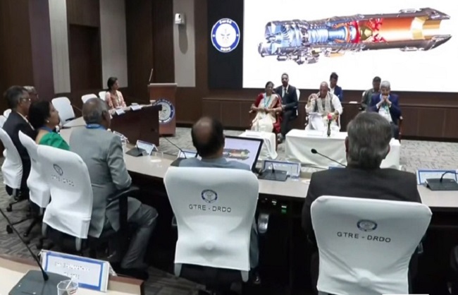 रक्षा मंत्री का विमानन वैज्ञानिकों से 6वीं पीढ़ी की इंजन तकनीक विकसित करने का आह्वान