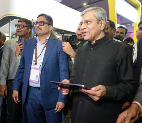 अश्विनी वैष्णव ने इंडिया एआई इम्पैक्ट समिट में &lsquo;वेव्स क्रिएटर्स कॉर्नर&rsquo; का उद्घाटन किया