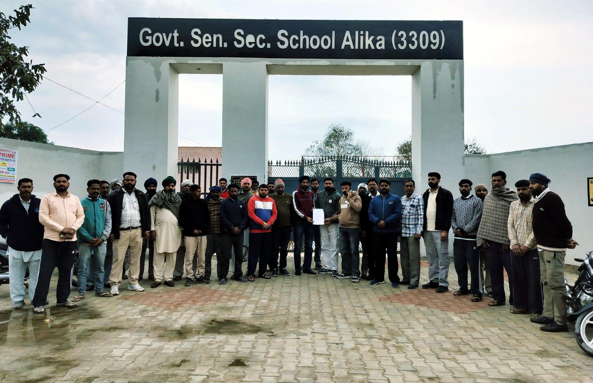 फतेहाबाद : अध्यापकों के तबादले से भडक़े ग्रामीण, स्कूल गेट पर दिया सांकेतिक धरना