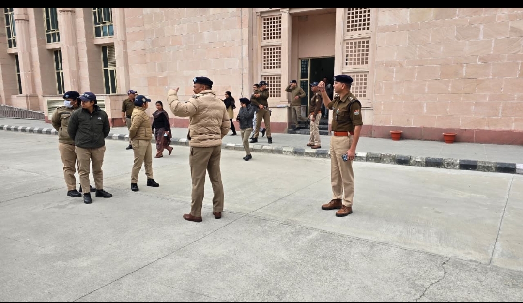 बम की धमकी के बाद कोर्ट परिसर में चला चेकिंग अभियान