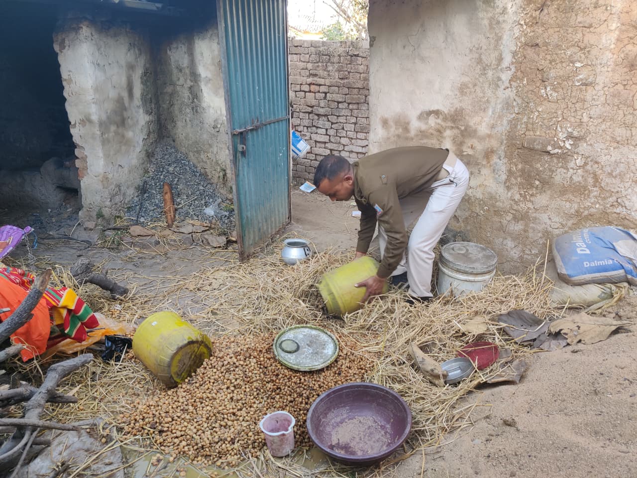 रामगढ़ में 400 किलो जावा महुआ व 35 लीटर शराब जब्त