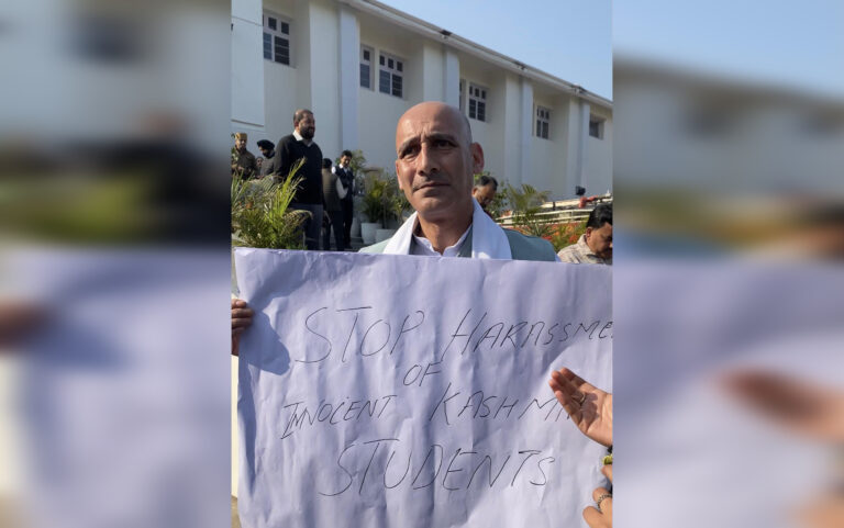 कश्मीरियों के 'उत्पीड़न' को लेकर कांग्रेस विधायकों का विधानसभा के बाहर प्रदर्शन
