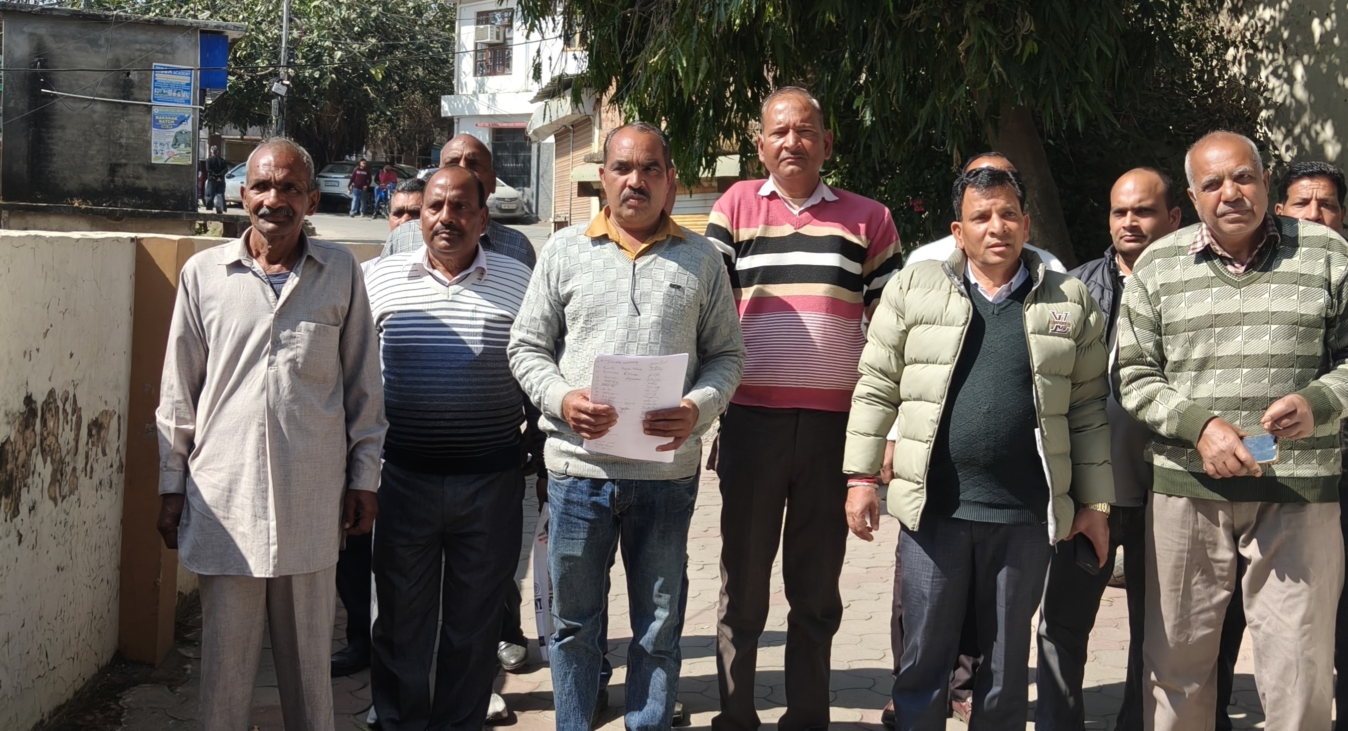 पांवटा साहिब में प्रस्तावित स्टोन क्रशर का विरोध, ग्रामीणों ने सौंपा ज्ञापन