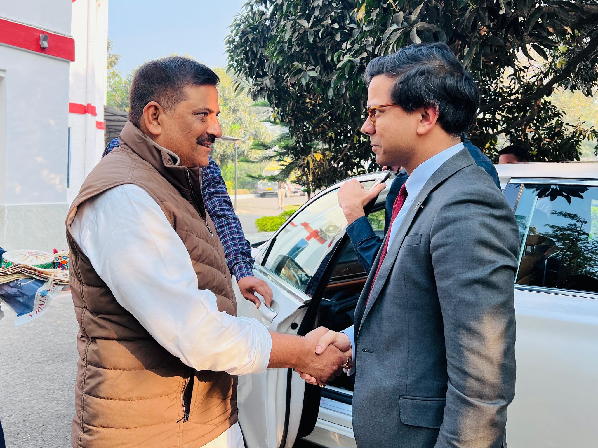 पटना में ब्रिटेन के एआई मंत्री कनिष्क नारायण ने संजय झा से की मुलाकात, बिहार की तकनीकी प्रगति पर की चर्चा