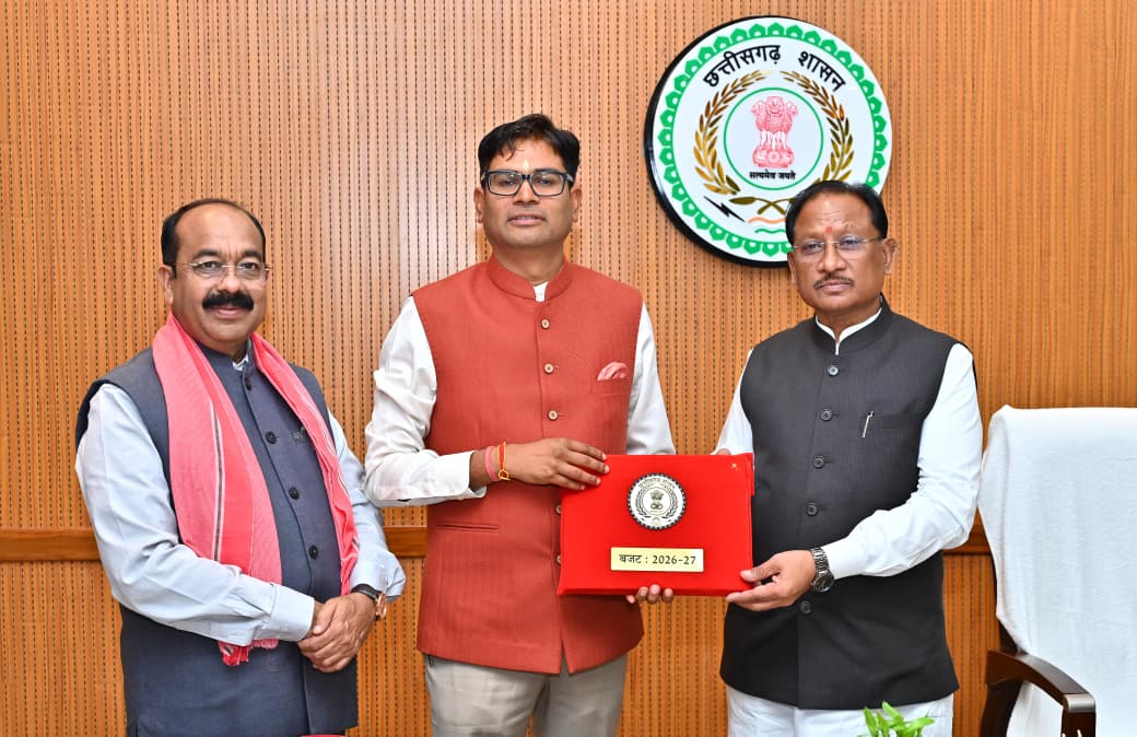  रायपुर : बजट पेश करने से पहले मुख्यमंत्री साय से मिले वित्त मंत्री ओपी चौधरी