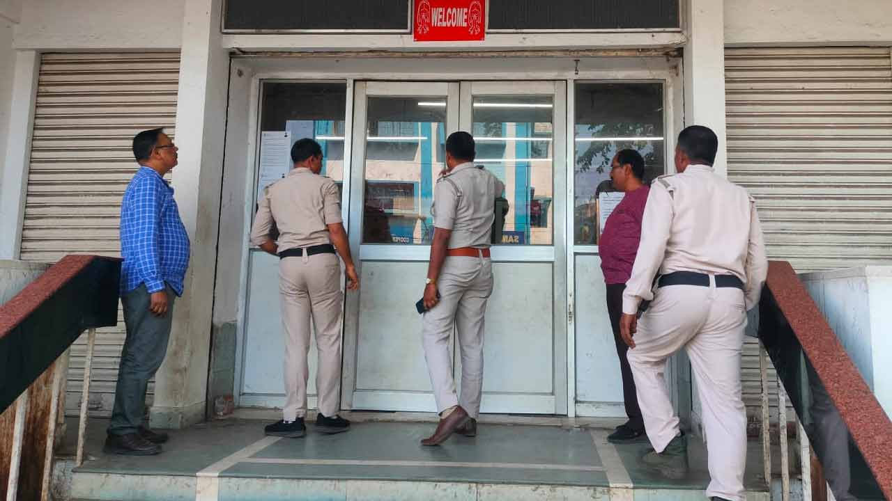 लगातार दूसरे दिन ई-मेल से बम की धमकी, कई जिलों के डाकघर और पासपोर्ट कार्यालय खाली कराए गए