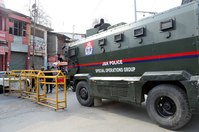 खामेनेई की हत्या के विरोध में प्रदर्शन, तीसरे दिन भी कश्मीर के कई इलाकों में सख्त प्रतिबंध