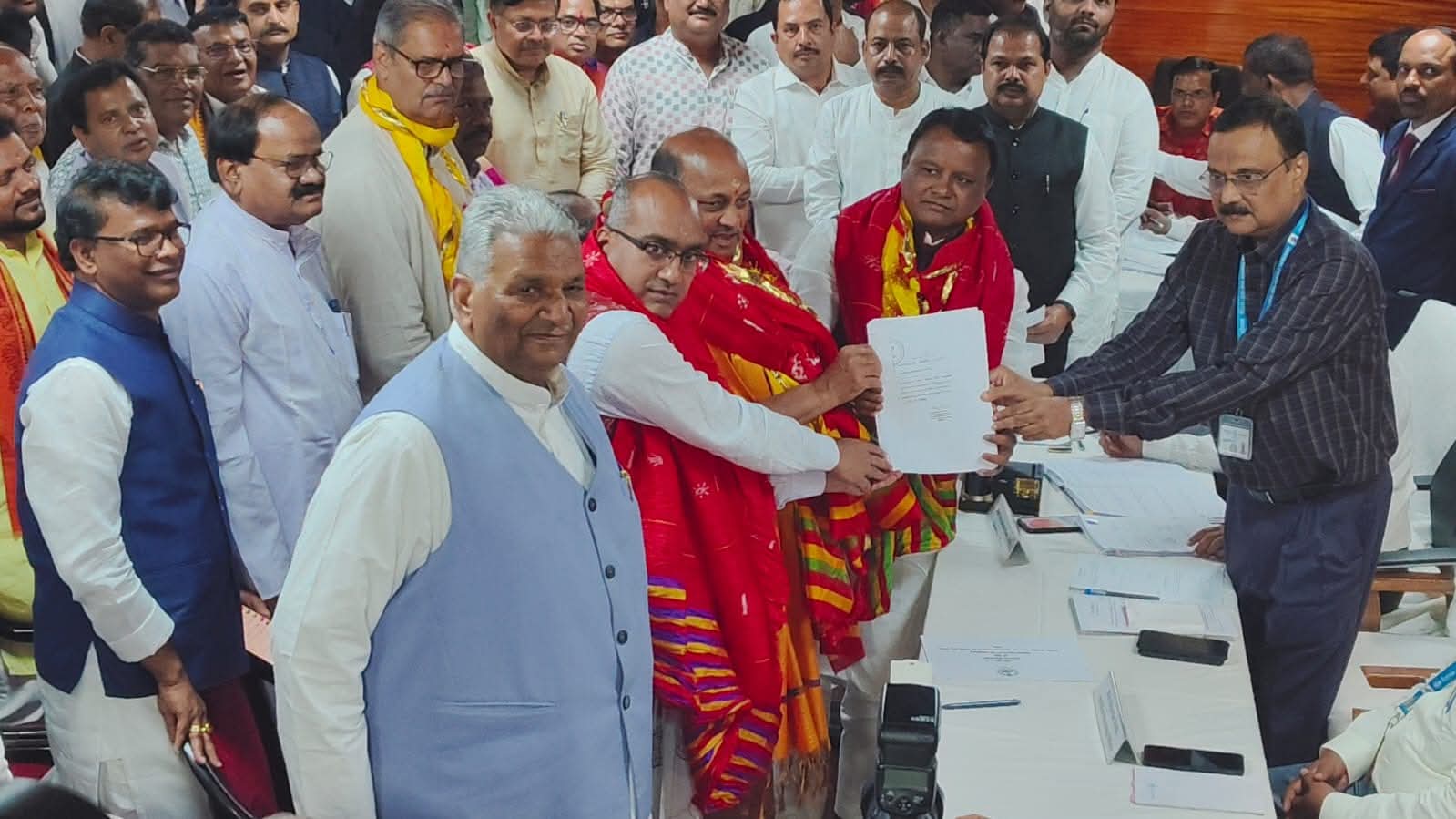 ओडिशा राज्यसभा चुनाव: भाजपा उम्मीदवार और दिलीप राय ने नामांकन पत्र भरा