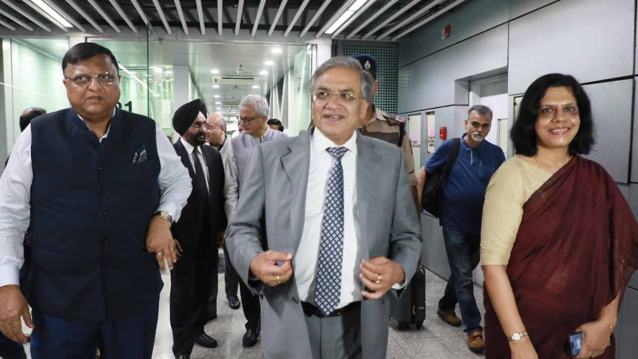 कोलकाता पहुंची चुनाव आयोग की पूर्ण पीठ, होगी राजनीतिक दलों के साथ बैठक