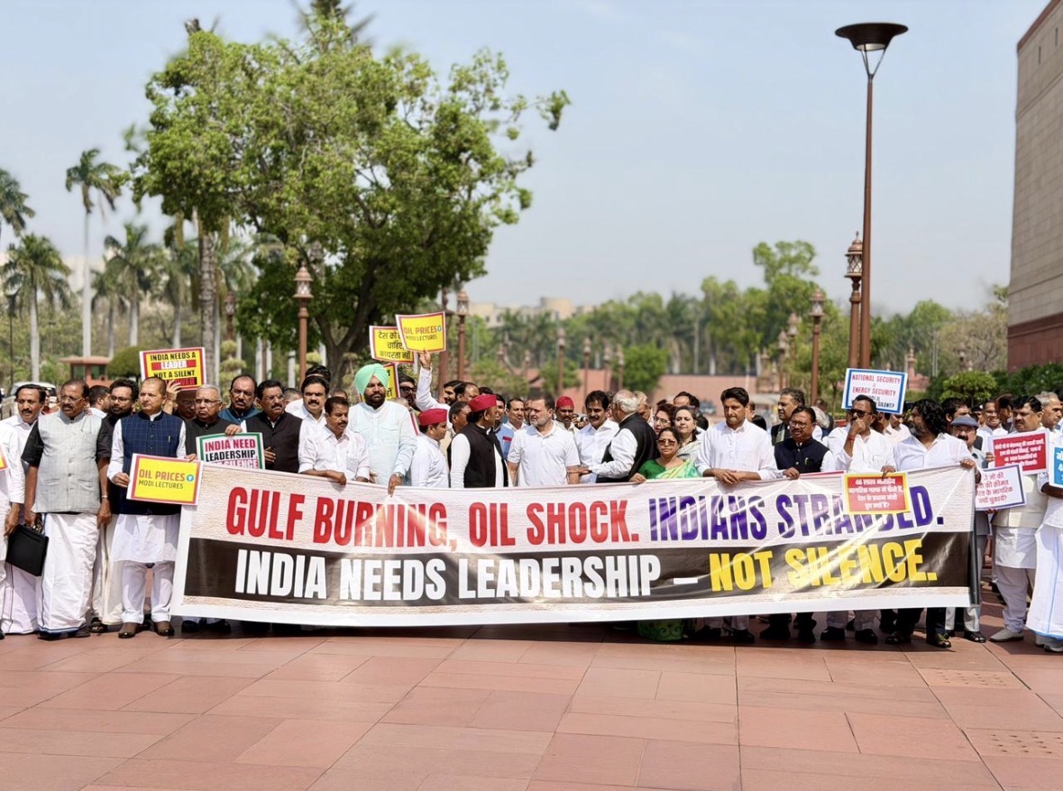 विपक्ष का संसद परिसर में प्रदर्शन, पश्चिम एशिया तनाव, ऊर्जा सुरक्षा पर सरकार को घेरा