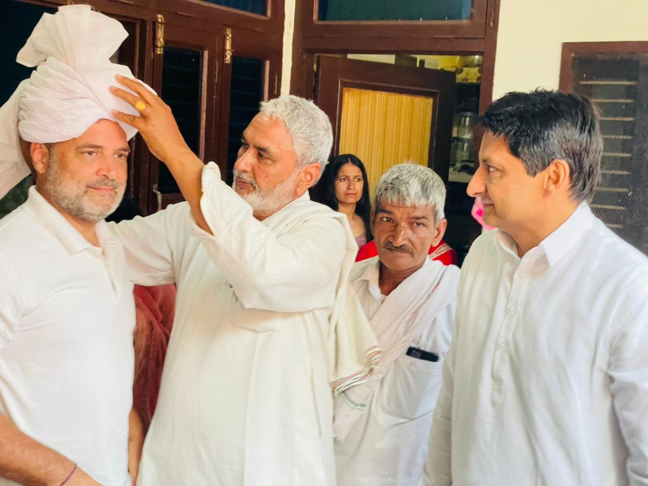 सोनीपत : किसान संजय की बेटी की शादी में पहुंचे राहुल गांधी, इसी किसान के खेत में चलाया था ट्रैक्टर