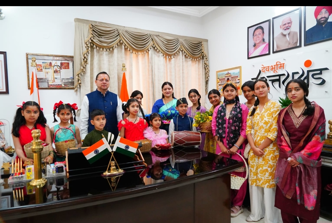 मुख्यमंत्री ने सपरिवार बच्चों संग मनाया फूलदेई पर्व