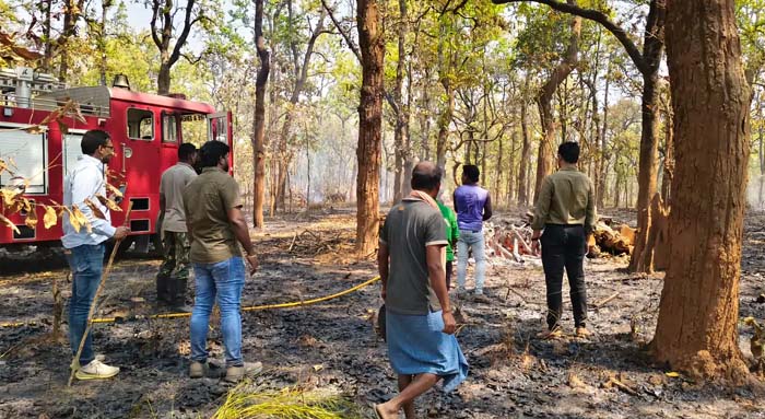 कोंडागांव : नारंगी वन परिक्षेत्र के जंगल में लगी आग, पहली बार जंगल पंहुचा दमकल वाहन