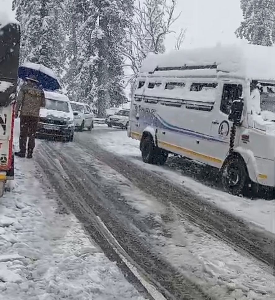 हिमाचल में बर्फबारी से लौटी ठंड, अटल टनल के पास वाहन फंसे, 20 मार्च तक अलर्ट