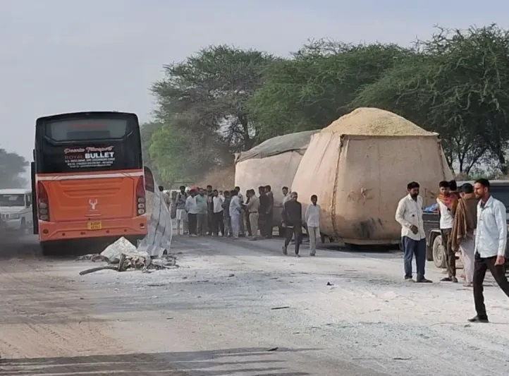 राजस्थान में मेगा हाईवे पर निजी बस&ndash;ट्रोला की आमने-सामने टक्कर, पांच यात्रियों की मौत