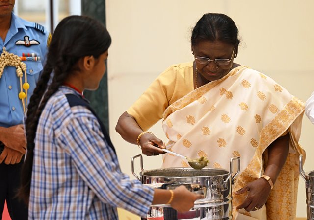 बच्चों को पोषण और गुणवत्तापूर्ण शिक्षा मिलना जरूरी: राष्ट्रपति