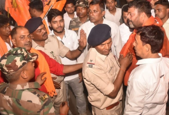 नववर्ष जुलूस में भिड़े दो गुट, पुलिस ने हटाया