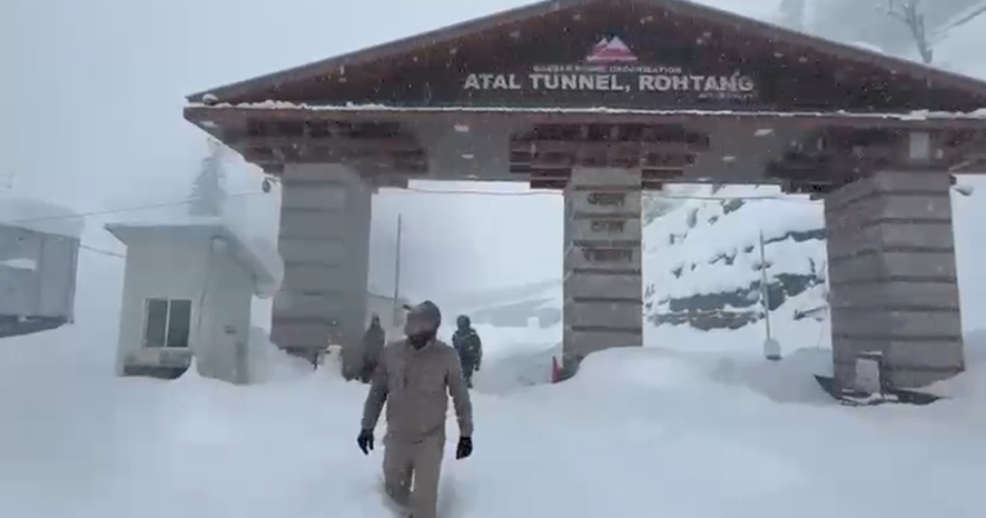 हिमाचल में बारिश-बर्फबारी से शीतलहर, अटल टनल में वाहनों की आवाजाही बंद, कई जिलों में ऑरेंज अलर्ट