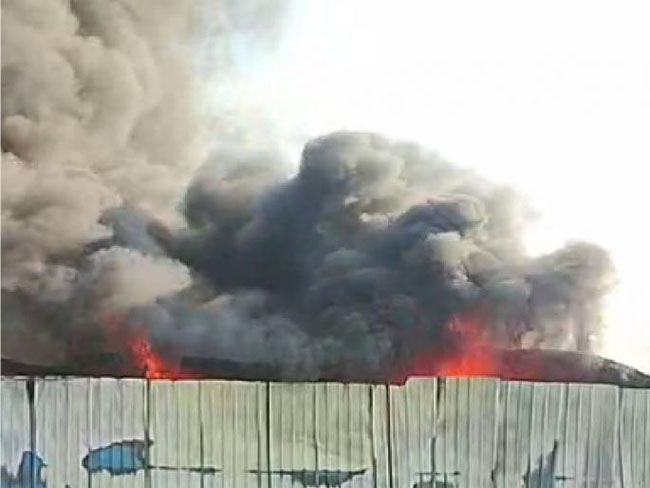 छत्रपति संभाजीनगर के पगारिया ऑटो गोदाम में आग से 100 से ज़्यादा नए रिक्शा जले