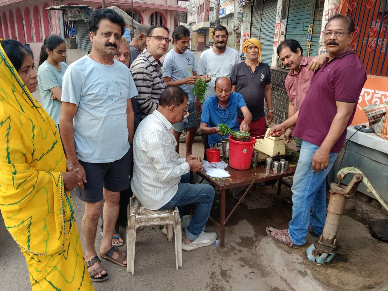 नवरात्रि के नौ दिनों में सालभर की सेहत का &lsquo;टॉनिक&rsquo;, पप्पू भाई पिलाते हैं नीम का रस
