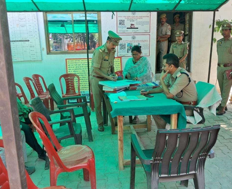 समाधान दिवस में डीसीपी गोमती जोन ने की जनसुनवाई