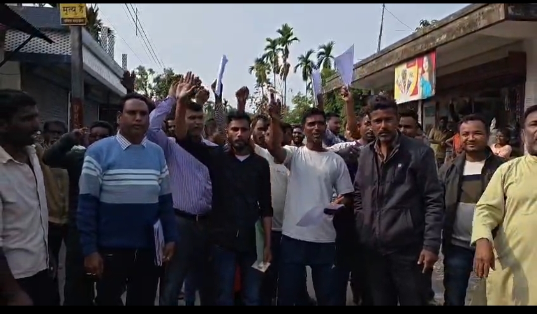 वोटर लिस्ट से नाम हटाए जाने के खिलाफ सड़कों पर उतरे लोग