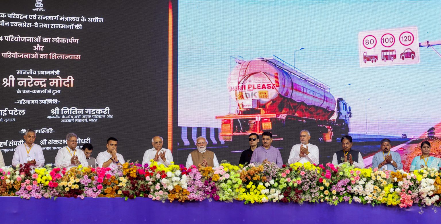 प्रधानमंत्री मोदी ने उत्तरी गुजरात में 20,000 करोड़ रुपये से अधिक की विकास परियोजनाओं का उद्घाटन और आधारशिला रखी।