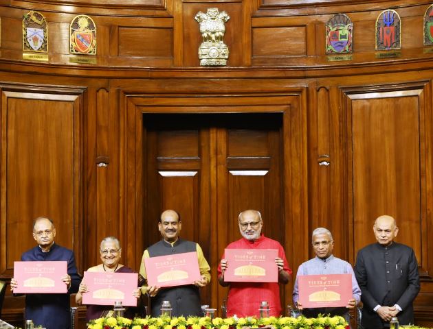 उपराष्ट्रपति ने &lsquo;टाइड्स ऑफ टाइम&rsquo; पुस्तक का विमोचन किया