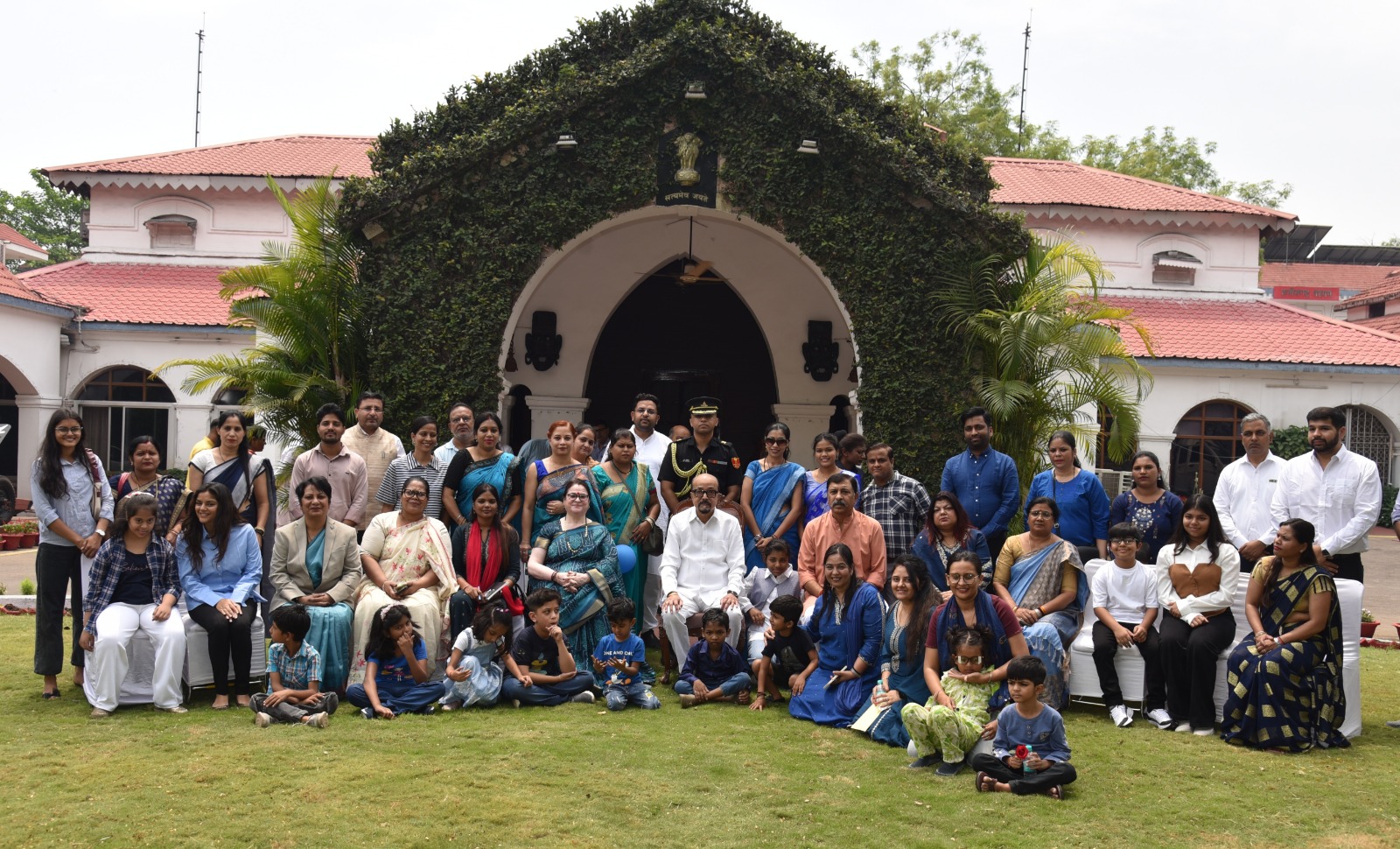 राज्यपाल ने कोपलवाणी स्कूल के बच्चों के लिए ई-रिक्शा प्रदान किए