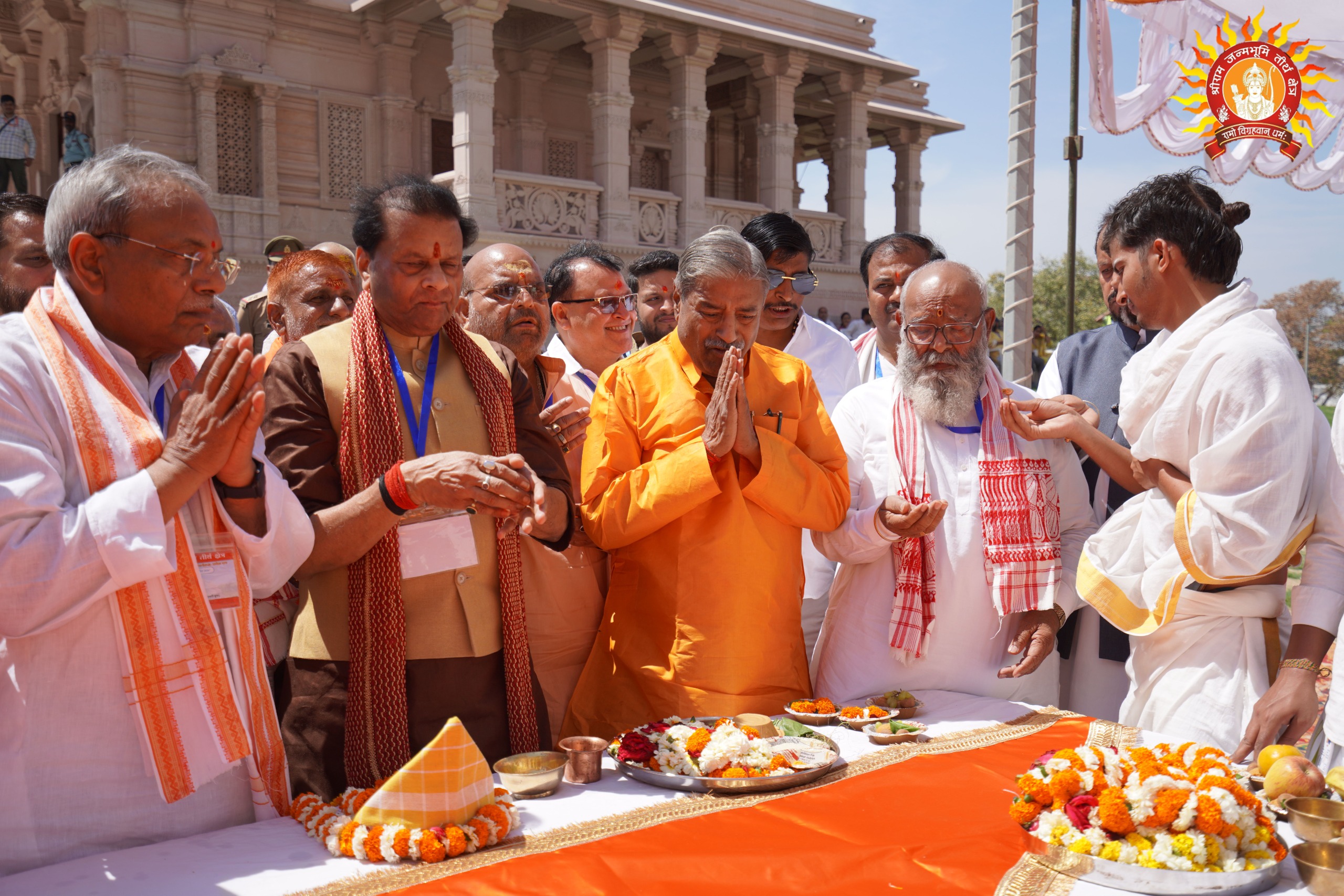 बजरंग दल की ओर से श्रीराम जन्मभूमि के हनुमान मंदिर पर किया ध्वजारोहण