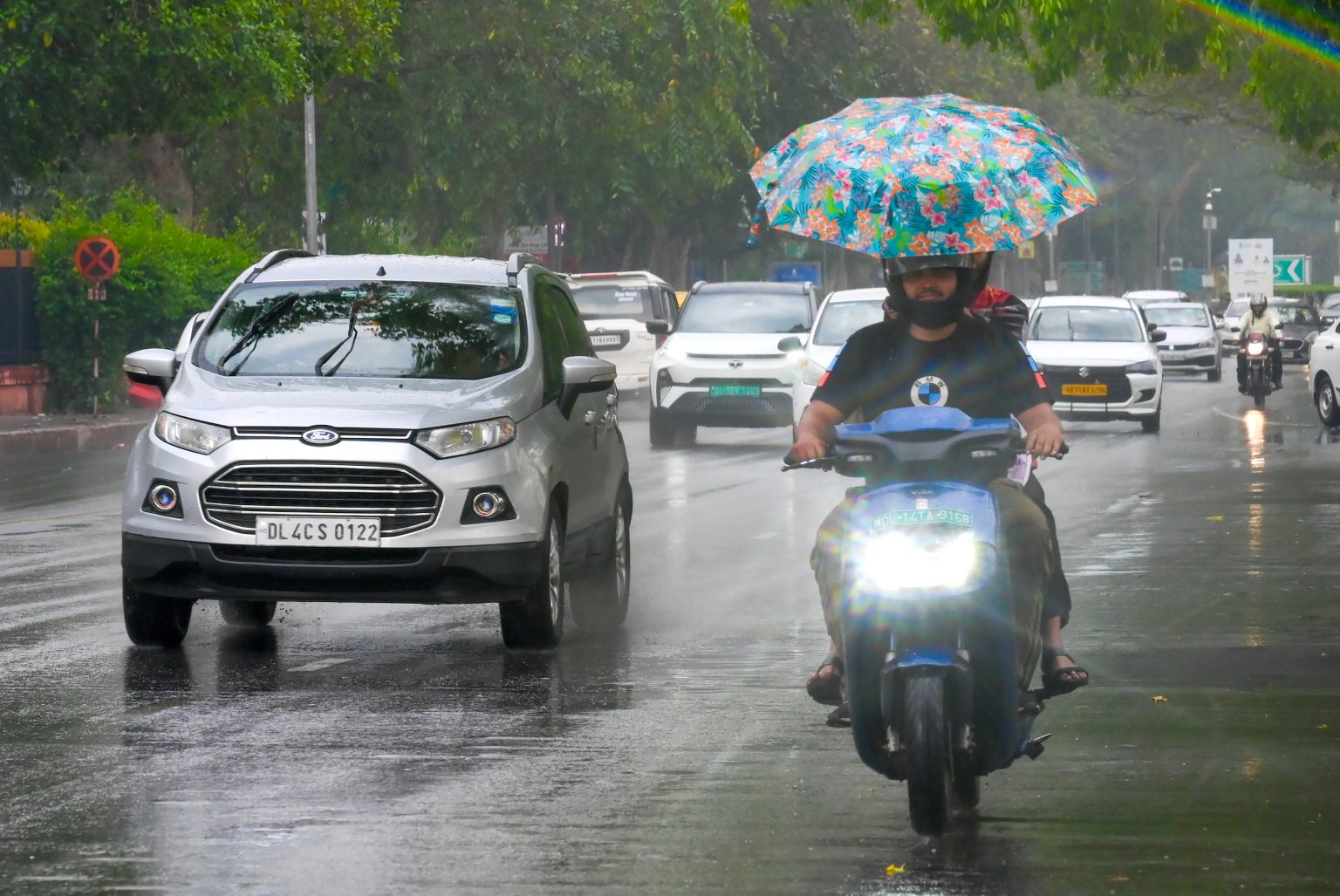 मौसम विज्ञान विभाग के अनुसार, अगले तीन दिनों तक मध्य प्रदेश में गरज के साथ बारिश होने की संभावना है।