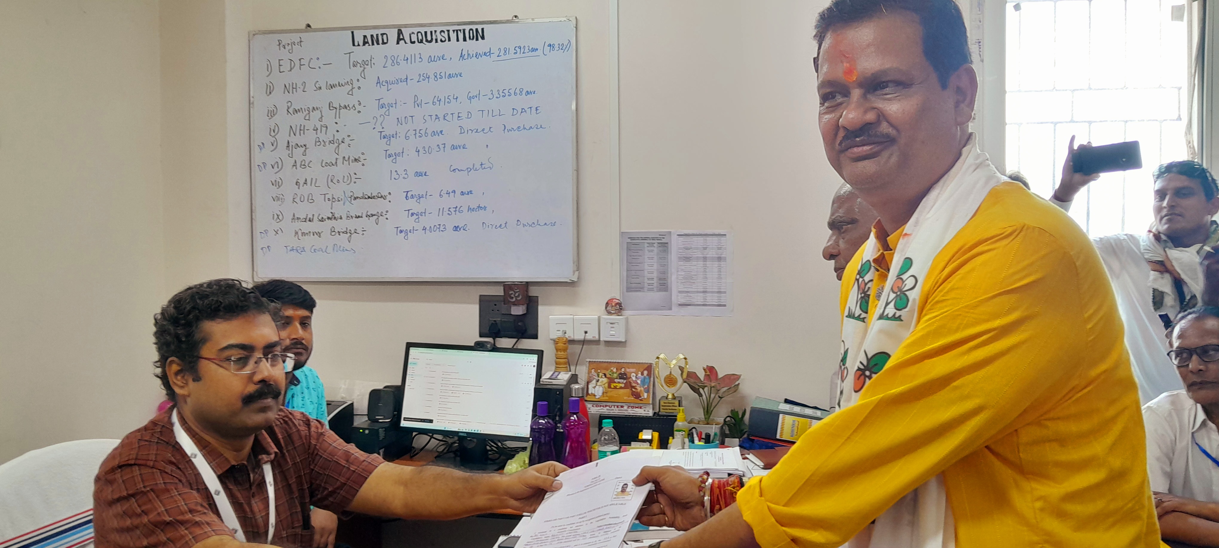 चुनाव 26 : कुल्टी विधानसभा सीट के तृणमूल प्रार्थी अभिजीत घटक ने नामांकन किया