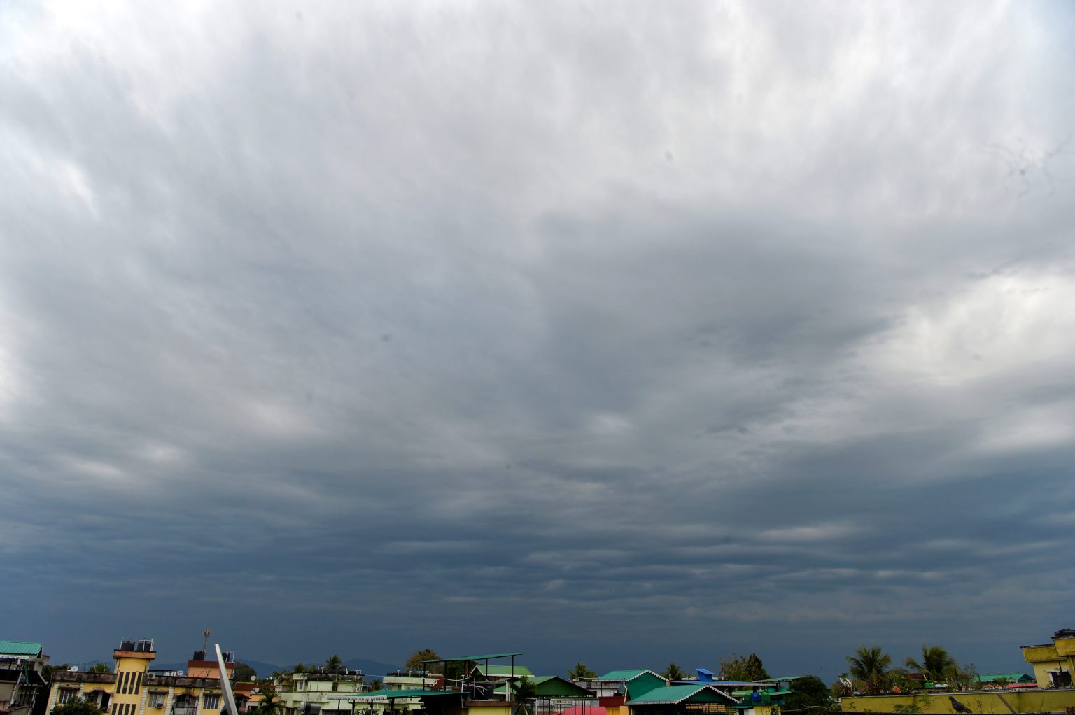 जम्मू-कश्मीर में अगले तीन दिनों तक बारिश और बर्फबारी के साथ मौसम में अनियमितता आने की संभावना है।