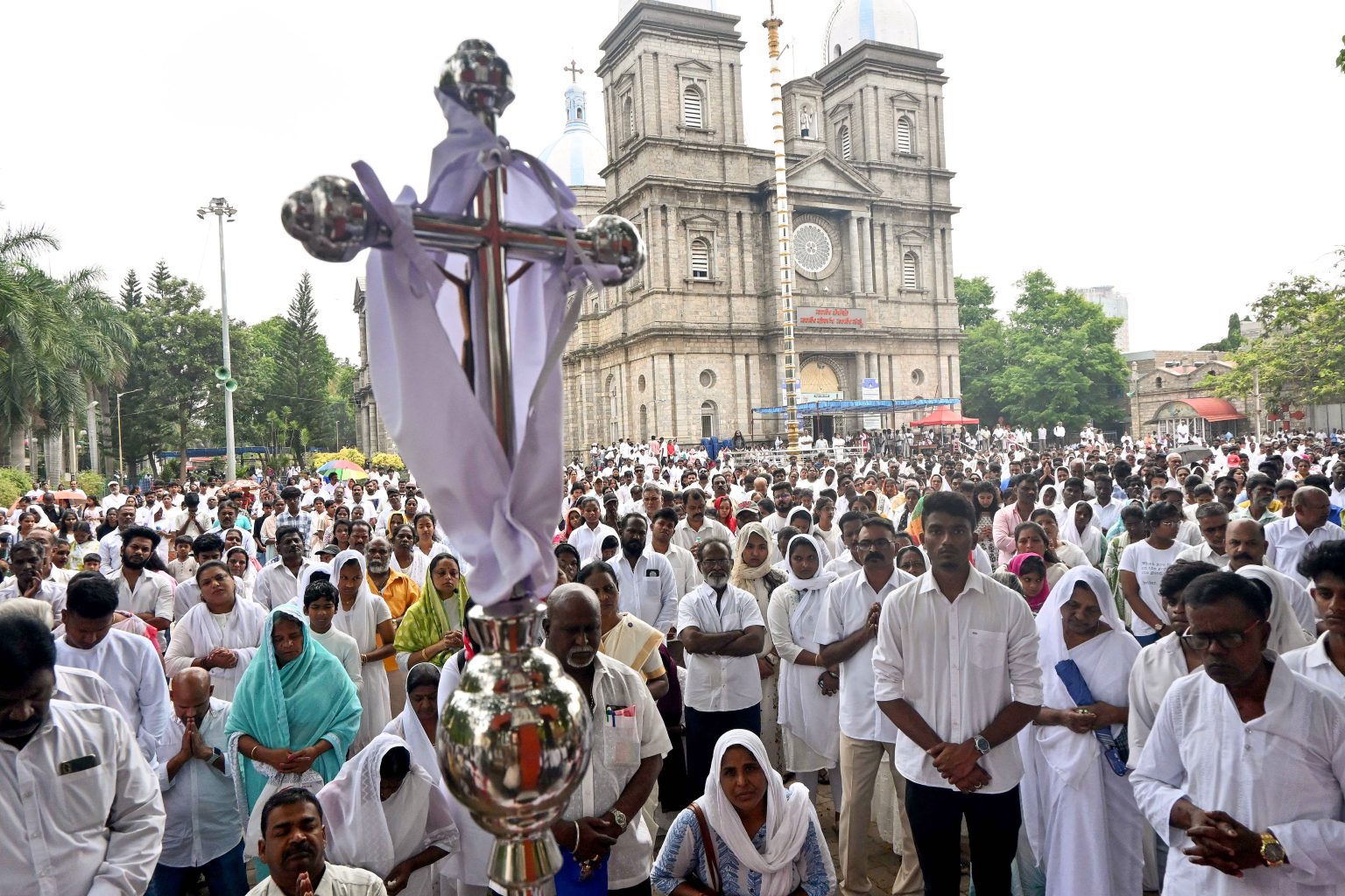 इम्फाल, केरल, तमिलनाडु और लखनऊ के चर्चों में गुड फ्राइडे के अवसर पर भक्ति और चिंतन का आयोजन किया गया।