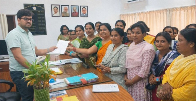 आंगनबाड़ी कार्यकर्ताओं ने अन्य विभागों के कार्य से मुक्ति हेतु साैंपा ज्ञापन