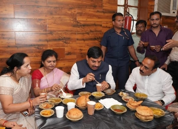 मध्य प्रदेश के मुख्यमंत्री और उनके परिजन बनारसी कचौड़ी-जलेबी के हुए कायल