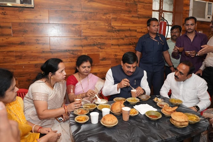 मप्र के मुख्यमंत्री ने उप्र के वाराणसी में स्थानीय व्यंजनों का लिया स्वाद, जनता से किया संवाद