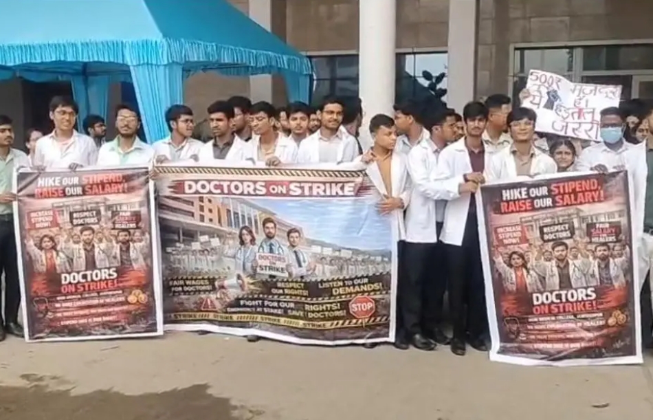 मानदेय बढ़ाने की मांग पर एमजीएम के जूनियर डॉक्टरों की अनिश्चितकालीन हड़ताल
