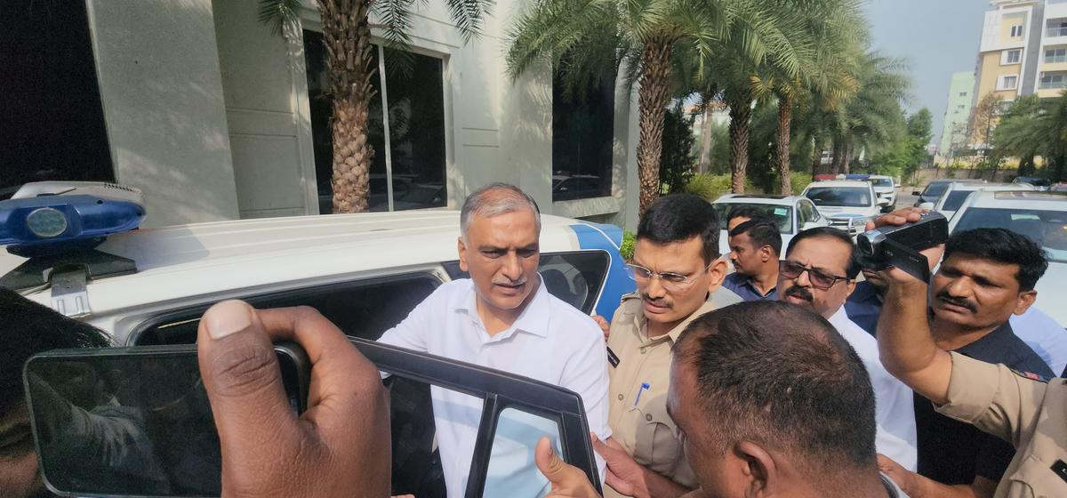 परगी जाते समय हरीश राव सहित कई बीआरएस नेता गिरफ्तार, विरोध में कार्यकर्ताआं ने लगाया जाम