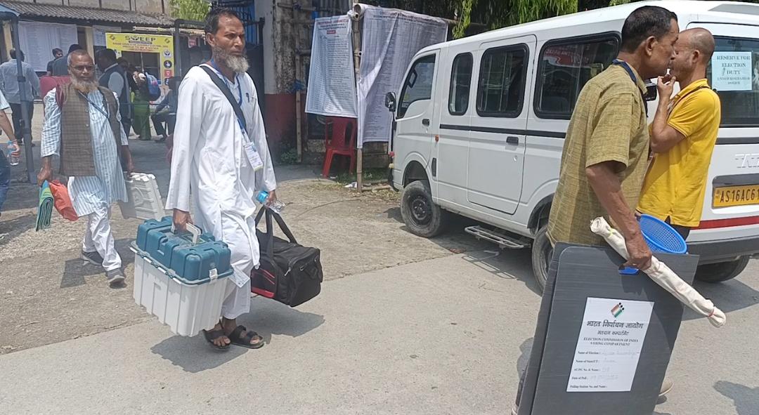 असम में स्ट्रॉन्ग रूम से ईवीएम लेकर मतदान दल रवाना