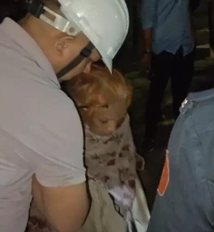 सूरत में पुराना मकान ढहा, बुजुर्ग महिला को कंधे पर उठाकर रेस्क्यू किया