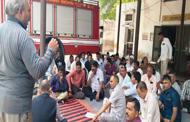 नारनौल में दमकल कर्मचारियों की हड़ताल, शहीद साथियों के परिवारों को न्याय की मांग