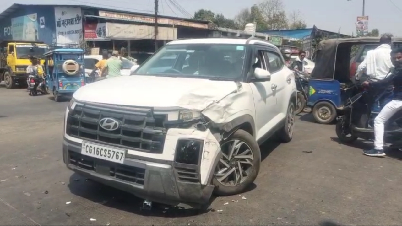 अंबिकापुर का गांधी चौक बना 'ब्लैक स्पॉट', दो कारों की जोरदार भिड़ंत, बाल-बाल बचे सवार