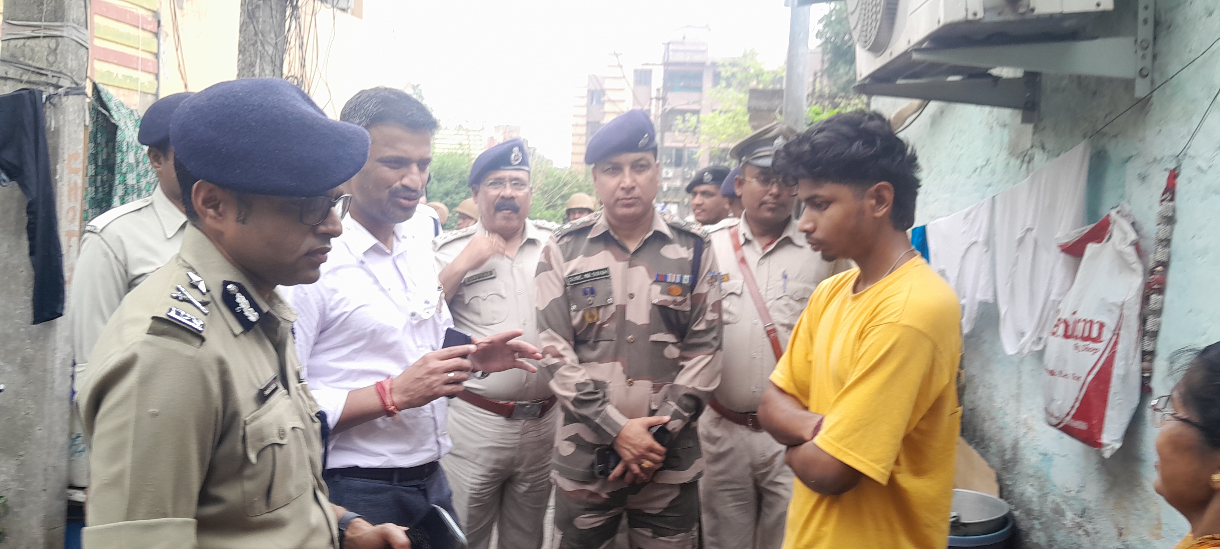 सीपी, डीएम और सीएपीएफ के जवानों ने संयुक्त रुप से इलाके का दौरा किया