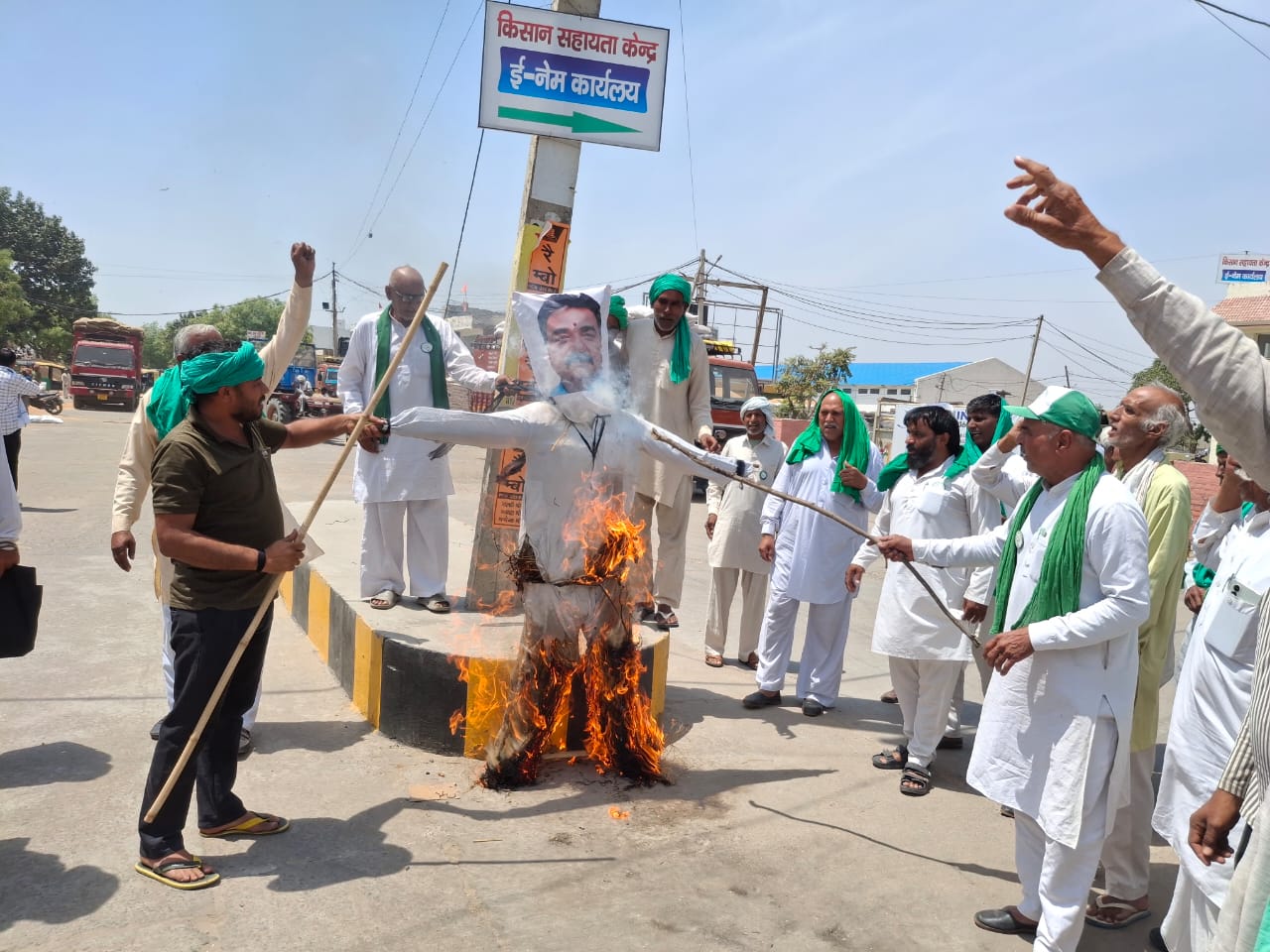 जींद : भाकियू ने फूंका डिप्टी स्पीकर का पुतला